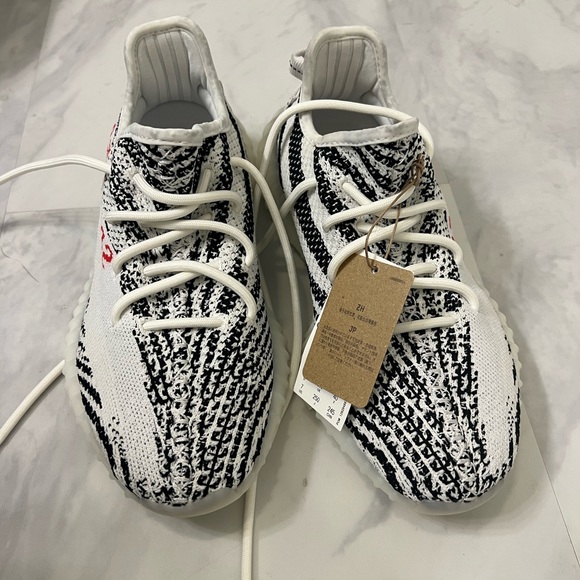 Yeezy Boost 350 V2 - never worn - Picture 1 of 6
